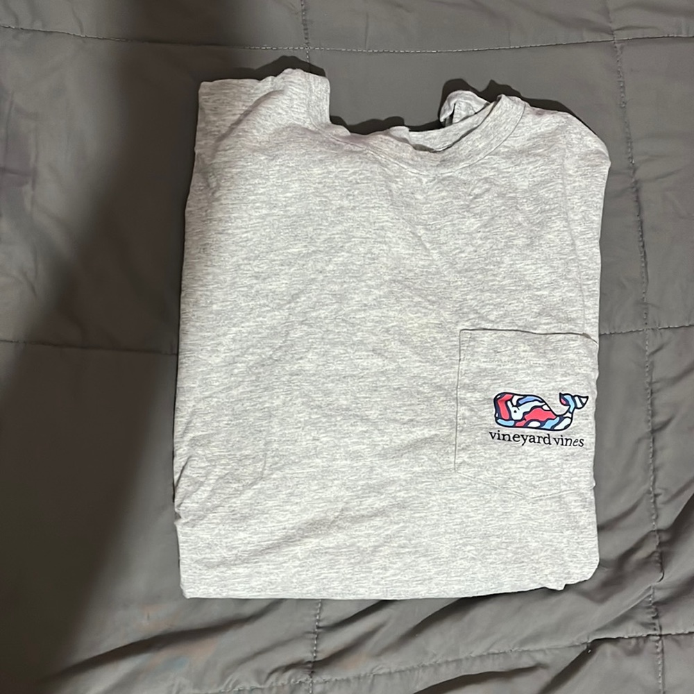 Men’s small vineyard vines shirt.